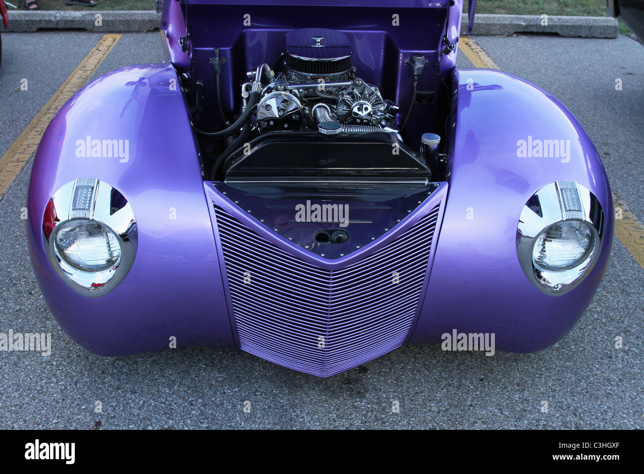 Blaue Hotrod. Kotflügel, Scheinwerfer, Grill, Motor. Stockfoto
