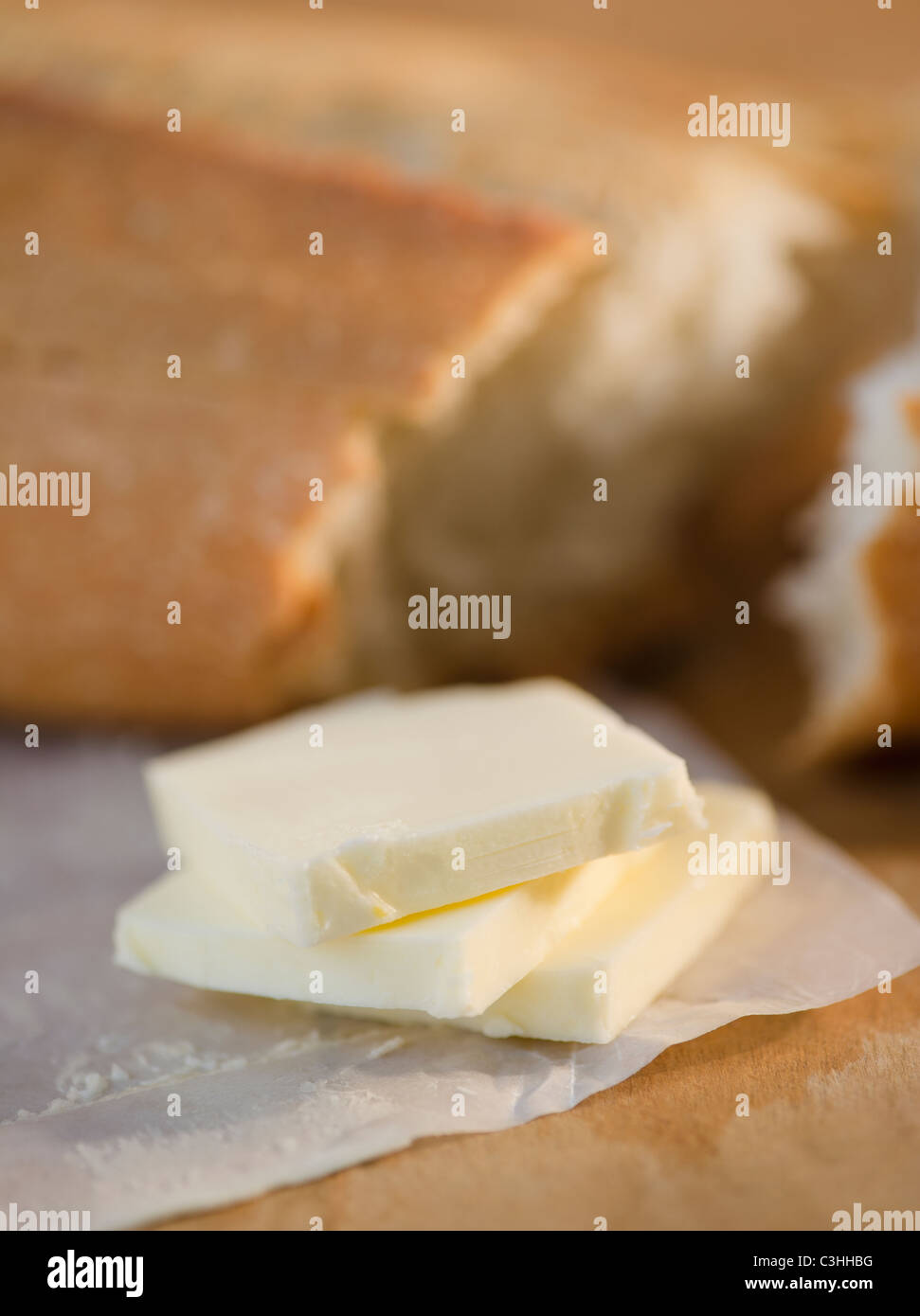 Scheiben von Butter und frischem Brot, close-up Stockfoto