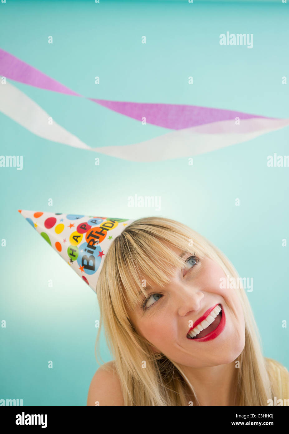 Junge Frau trägt Party Hut lachen Stockfoto