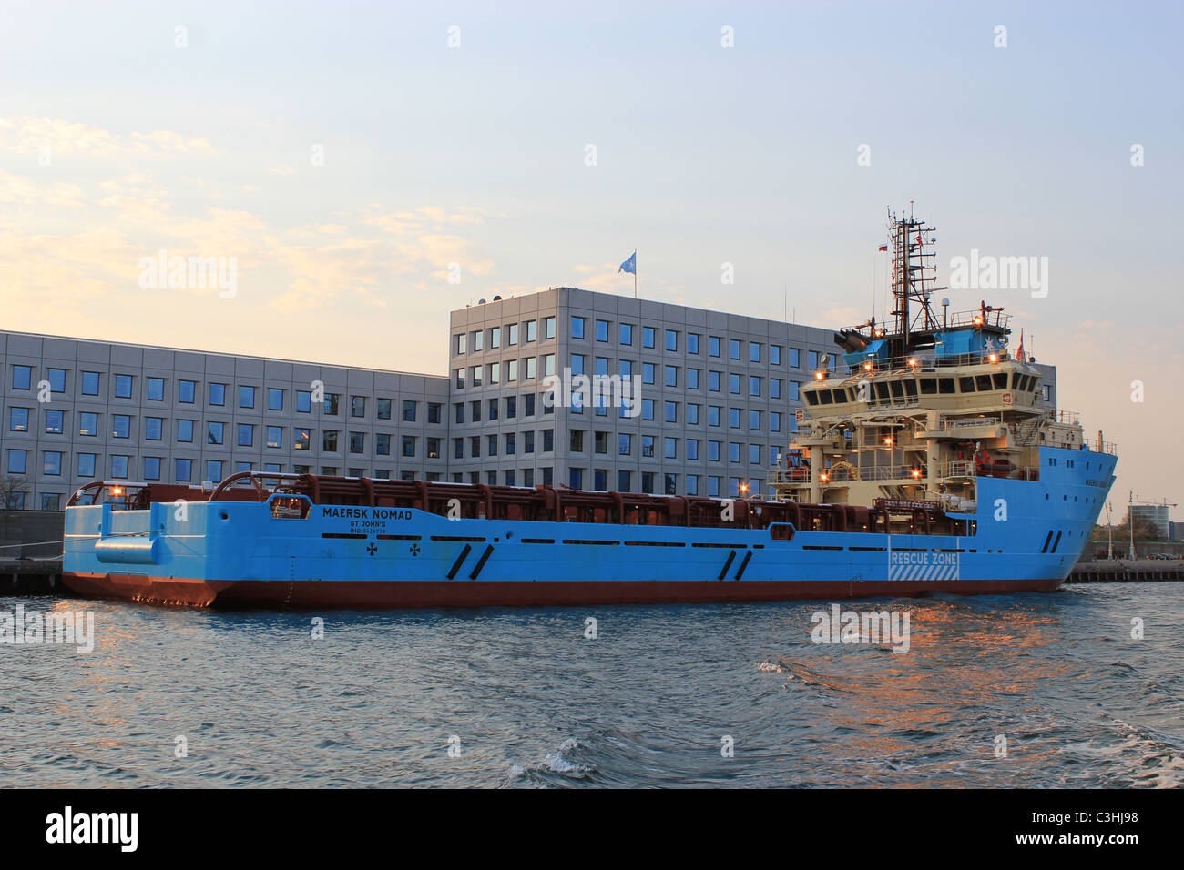 Mærsk-Hauptquartier in Kopenhagen mit einem Tanker vor ihm Stockfoto