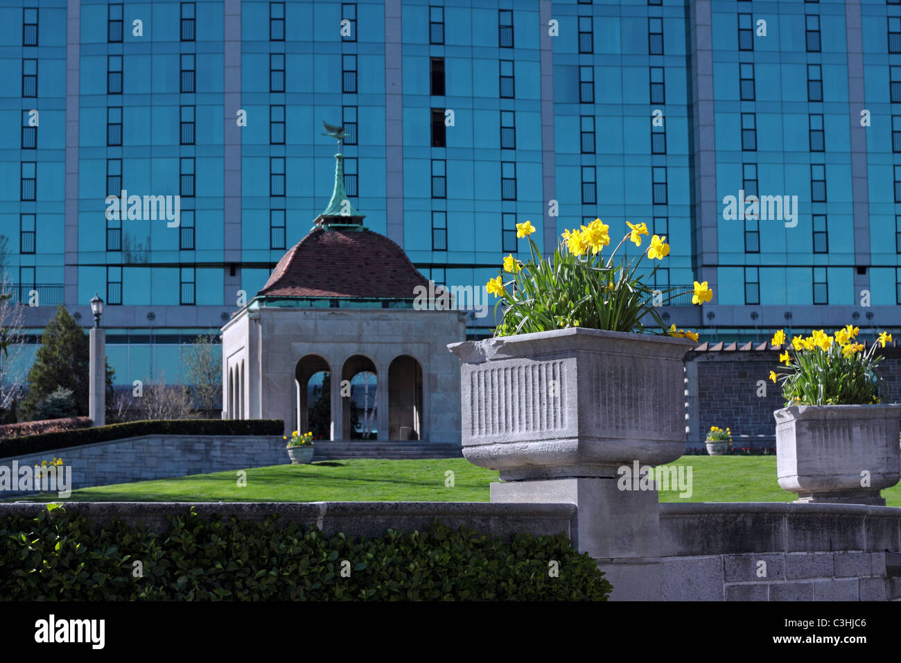 Gärten in Niagarafälle mit Sheraton Hotel im Hintergrund Stockfoto