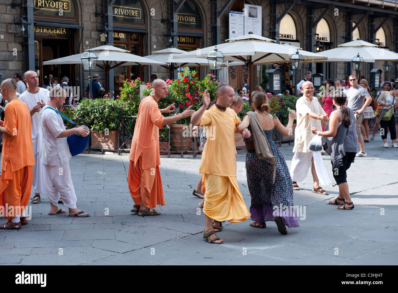 Hare-Krishna-Tänzer auf der Straße Stockfoto