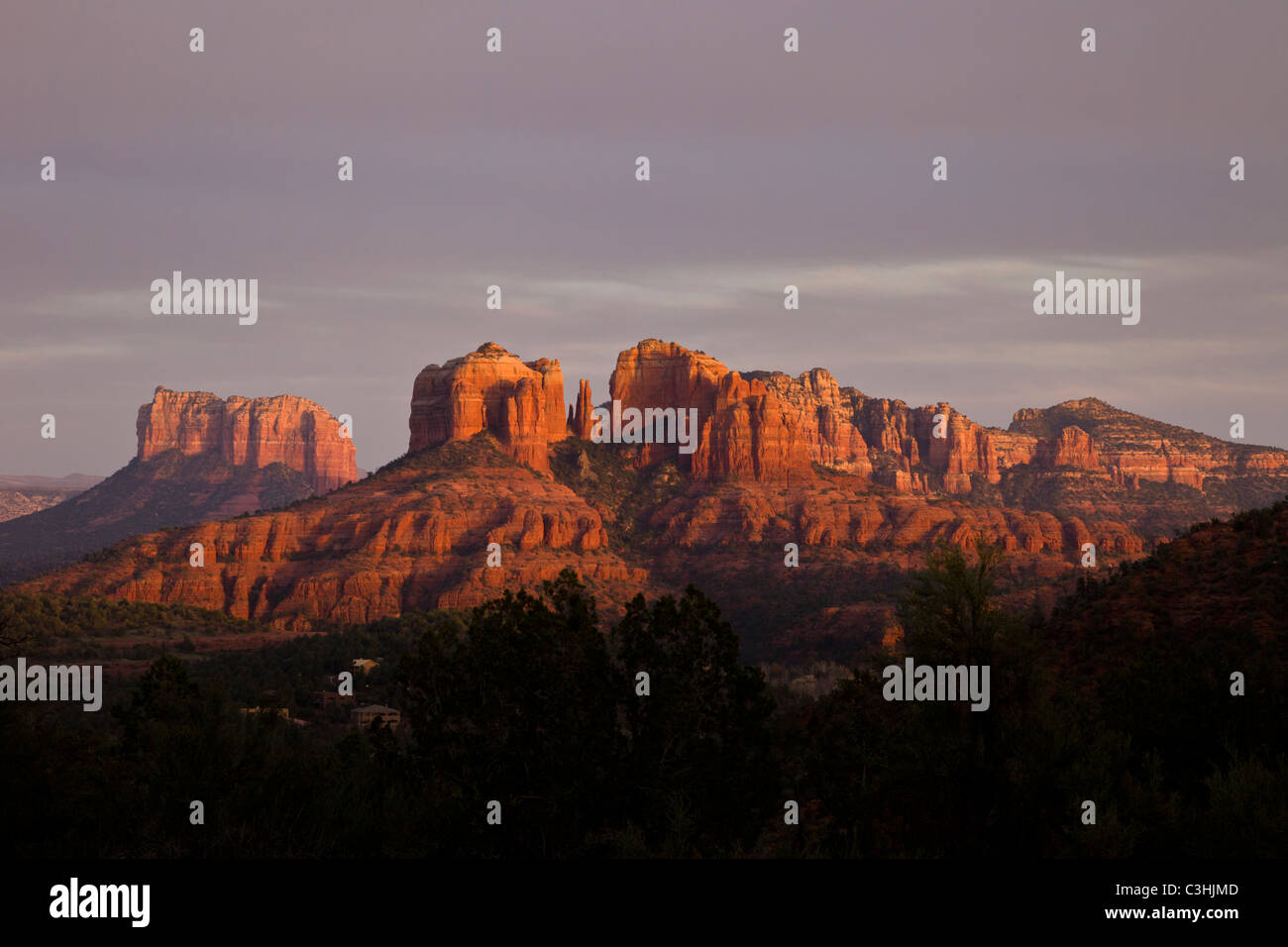 Sonnenuntergang fällt auf Cathedral Rock, einer der berühmtesten roten Felsformationen in Sedona, Arizona, USA. Stockfoto