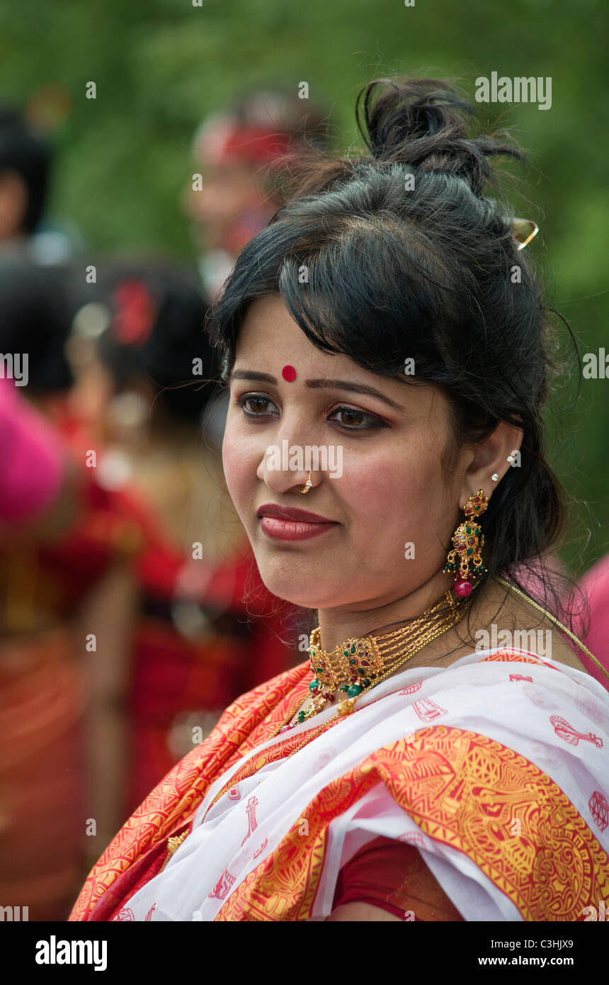 Eine Frau trägt ein Saree Baishakhi Mela in London Stockfoto