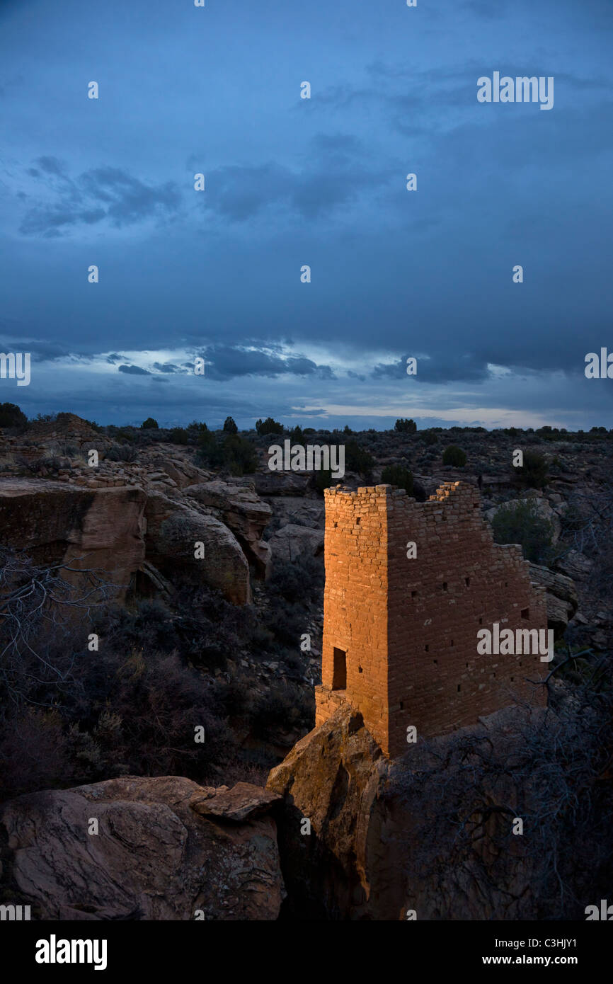 Ancestral Puebloan Holly Turm sitzt auf hohe, schmale Boulder in der Abenddämmerung in Hovenweep National Monument im südlichen Utah, USA. Stockfoto