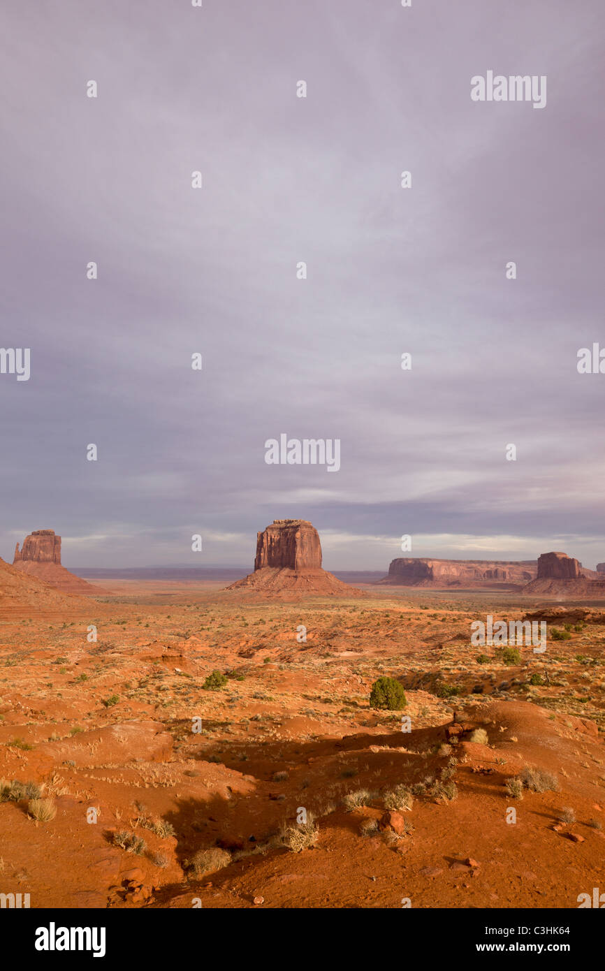 Blick auf Monument Valley Navajo Tribal Park, auf der Grenze zwischen Arizona und Utah im Südwesten der USA. Stockfoto