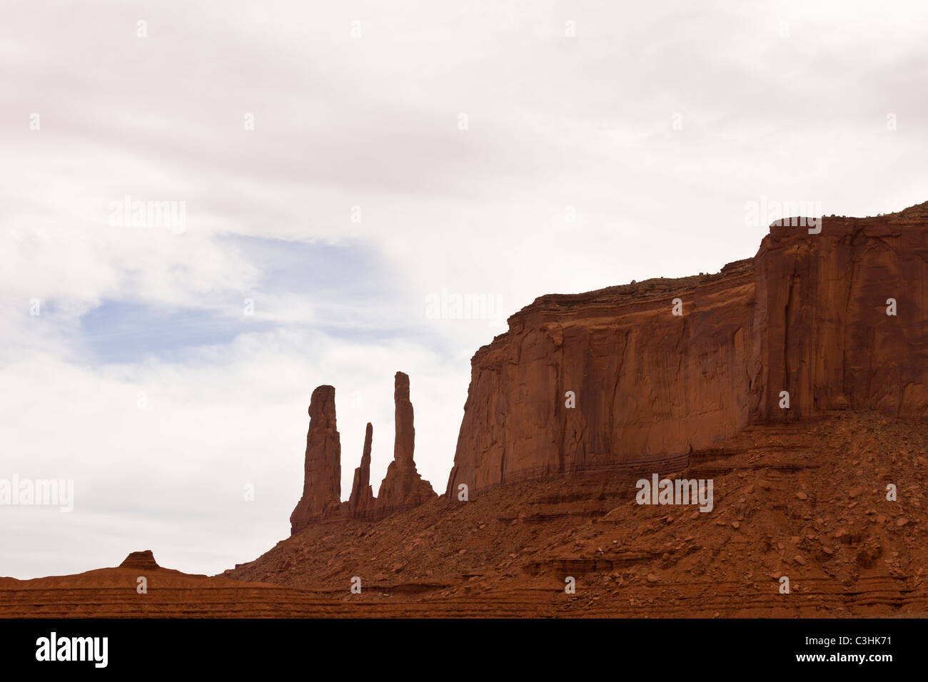 Die drei Schwestern Pinnacle Felsformation im Monument Valley Navajo Tribal Park, zwischen Arizona und Utah im Südwesten der USA. Stockfoto