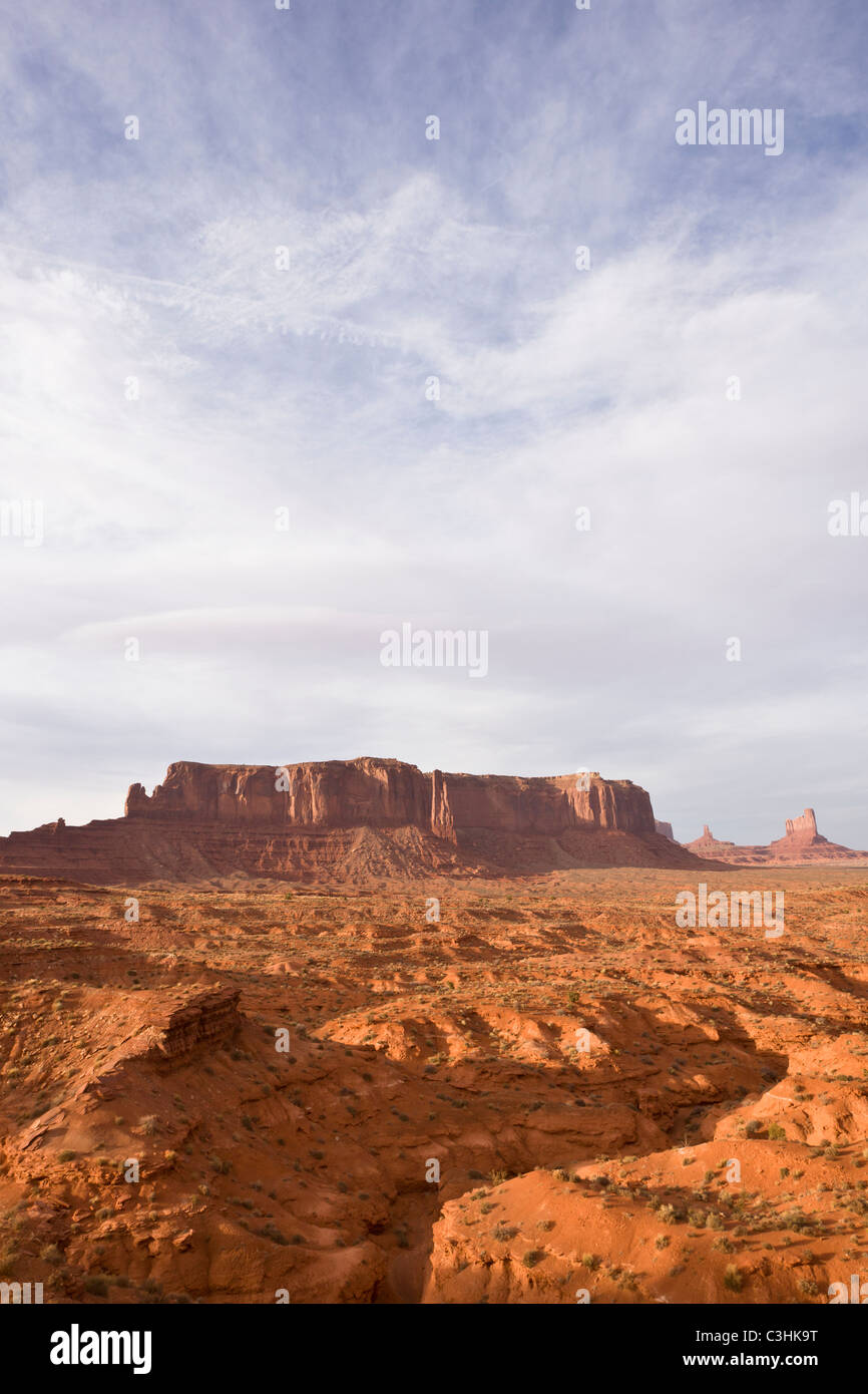 Sentinel Mesa in Monument Valley Navajo Tribal Park, auf der Grenze zwischen Arizona und Utah im Südwesten der USA. Stockfoto