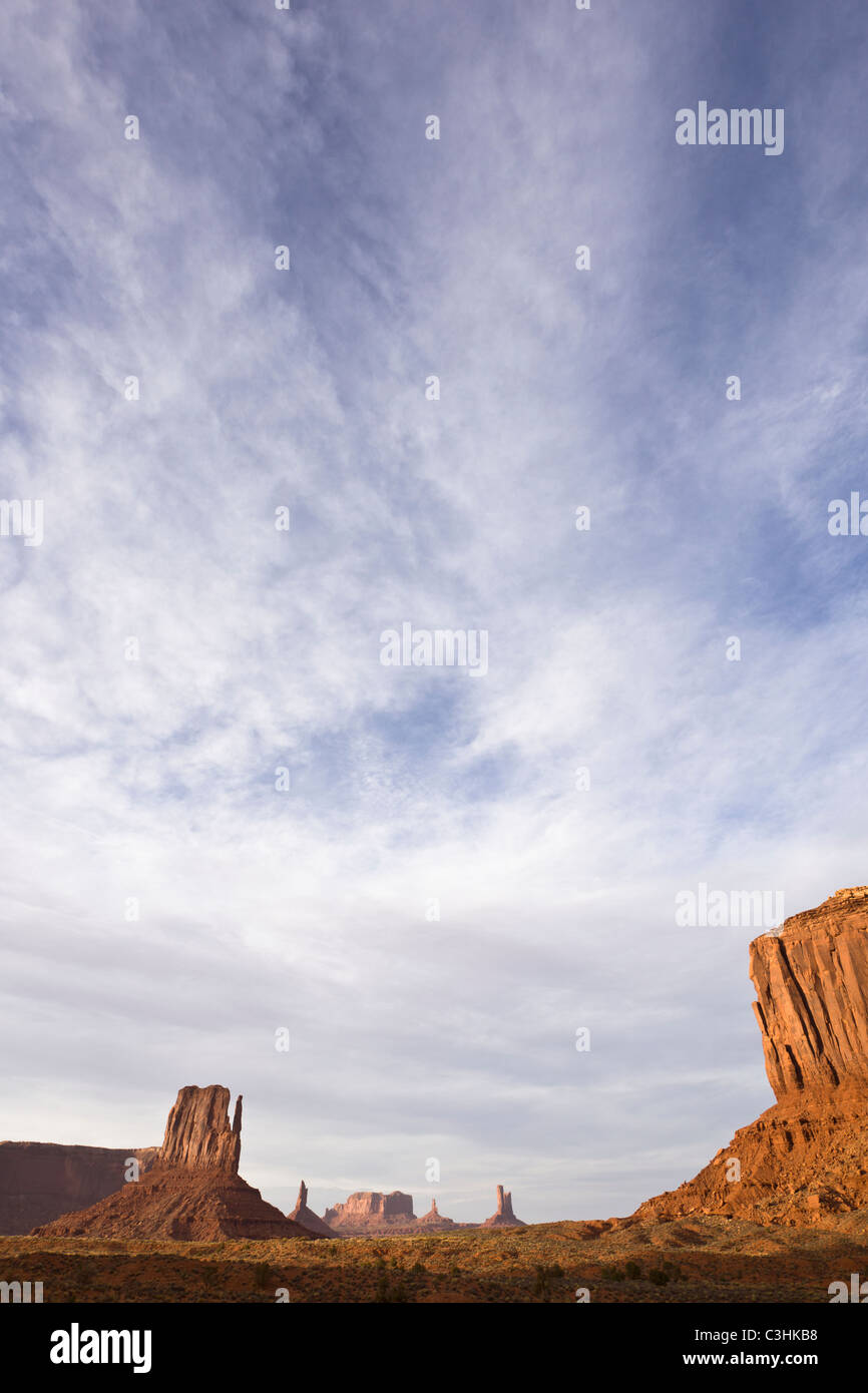 Monument Valley Navajo Tribal Park, auf der Grenze zwischen Arizona und Utah im Südwesten der USA. Stockfoto
