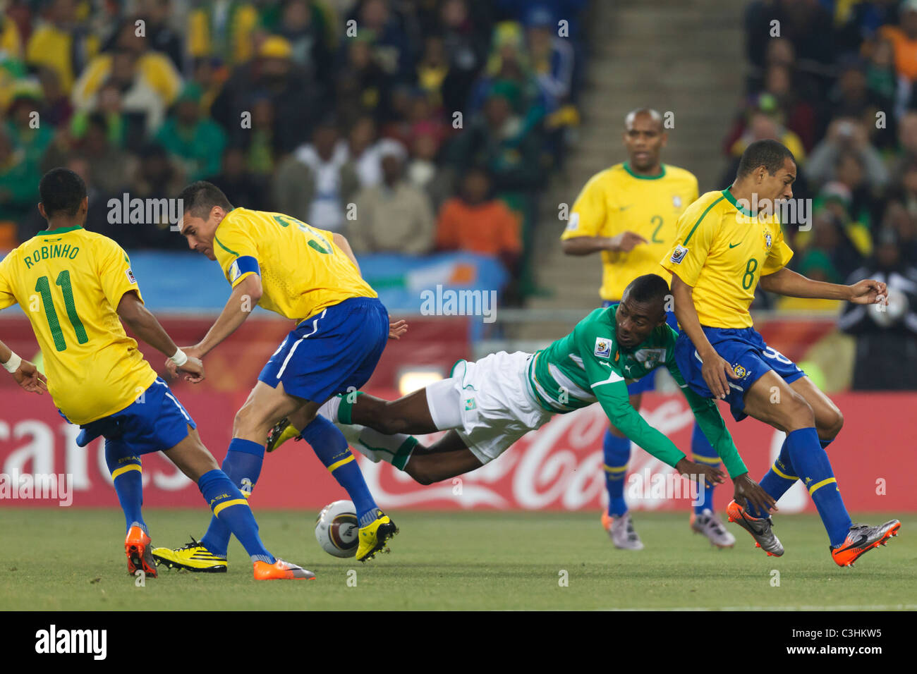 Salomon Kalou aus Elfenbeinküste (c) wird von Lucio aus Brasilien (3) während eines Fußballspiels der Gruppe G am 20. Juni 2010 im Soccer City Stadium in Johannesburg (Südafrika) umgebracht. Nur redaktionelle Verwendung. Kommerzielle Nutzung verboten. Keine Nutzung von Push-to-Mobilgeräten. (Foto: Jonathan Paul Larsen / Diadem Images) Stockfoto