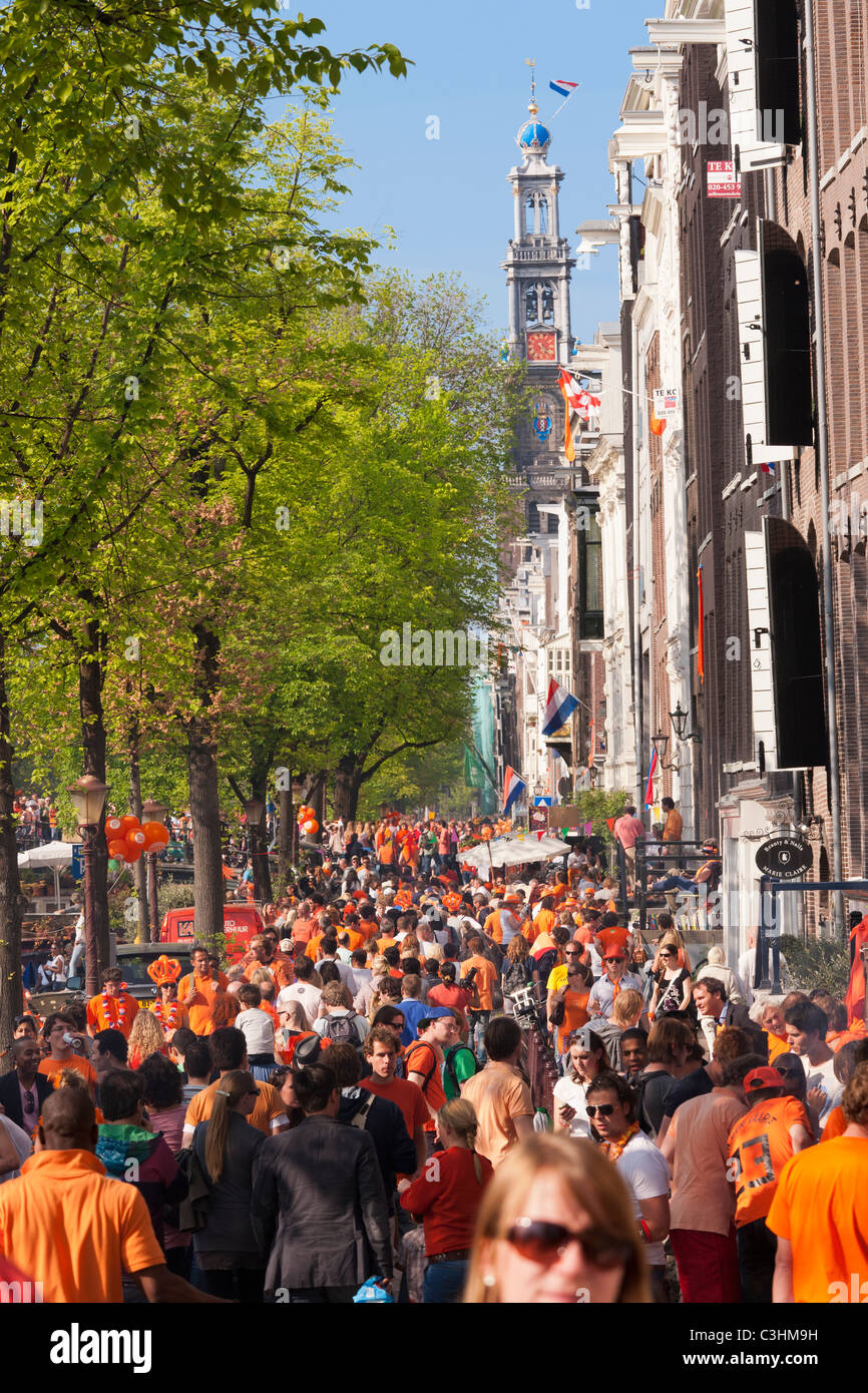 Königstag Königs Tag Könige Tag Amsterdam Massen am Prinsengracht Kanal. Unter den Westertoren, Symbol der Stadt. Stockfoto