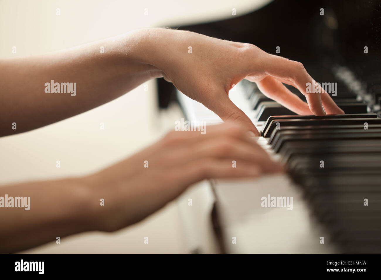 Junge Frau Hände spielt Klavier Stockfoto