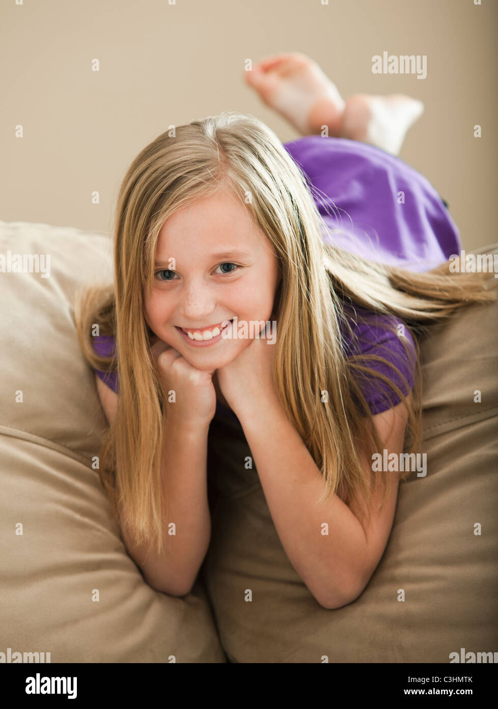Porträt eines Mädchens (8-9) auf sofa Stockfoto