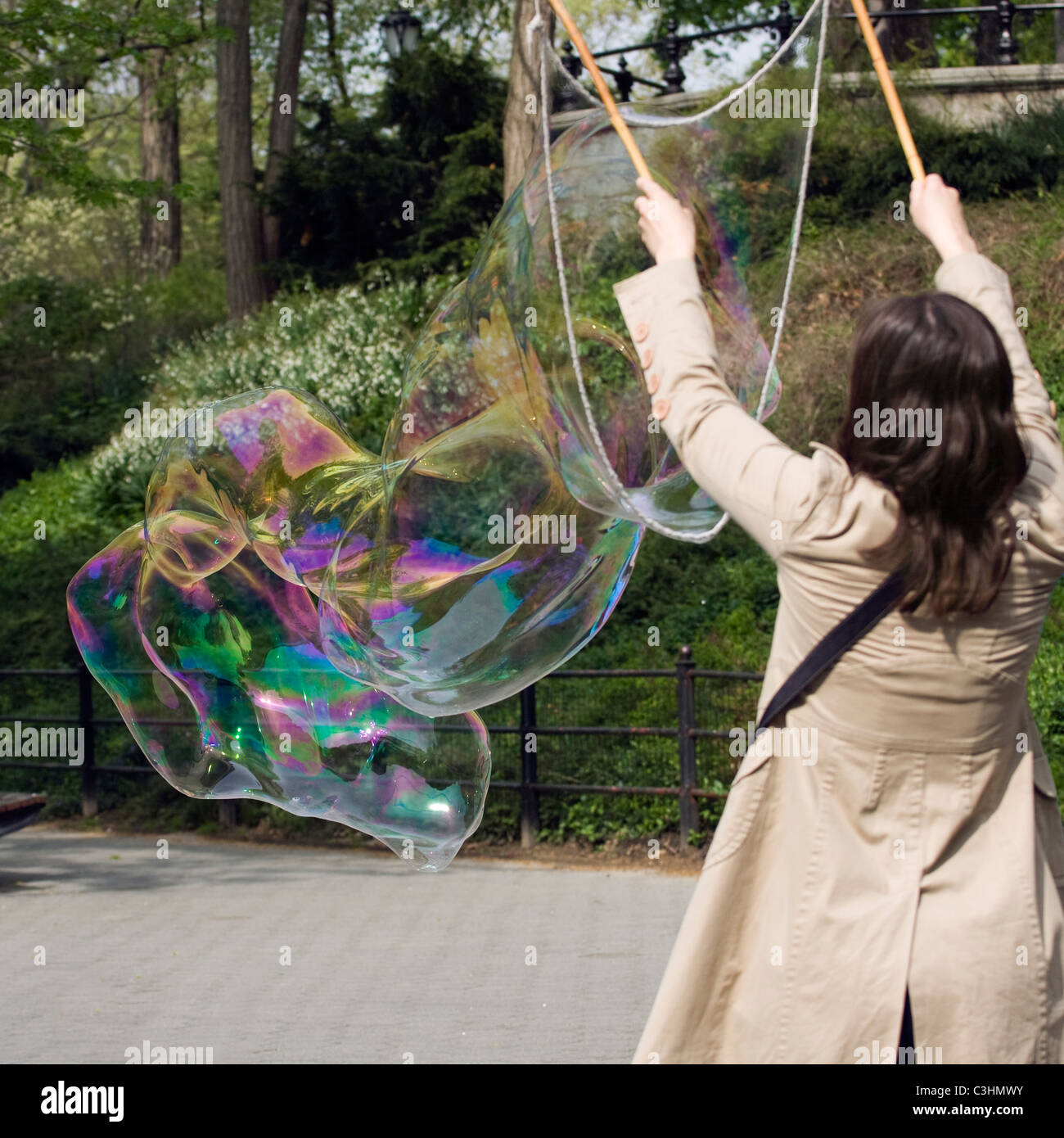 Frau riesige Seifenblasen im Central Park in New York City zu schaffen. Stockfoto
