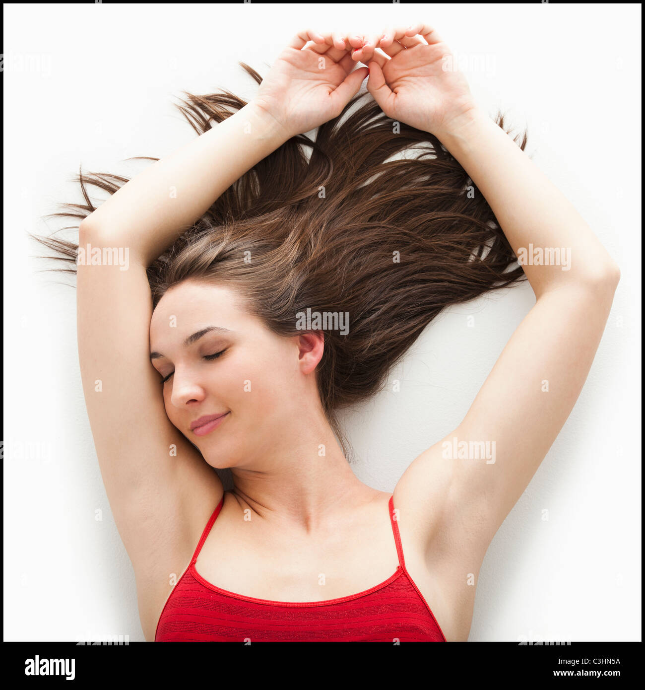 Junge Frau auf Rücken liegend Stockfoto