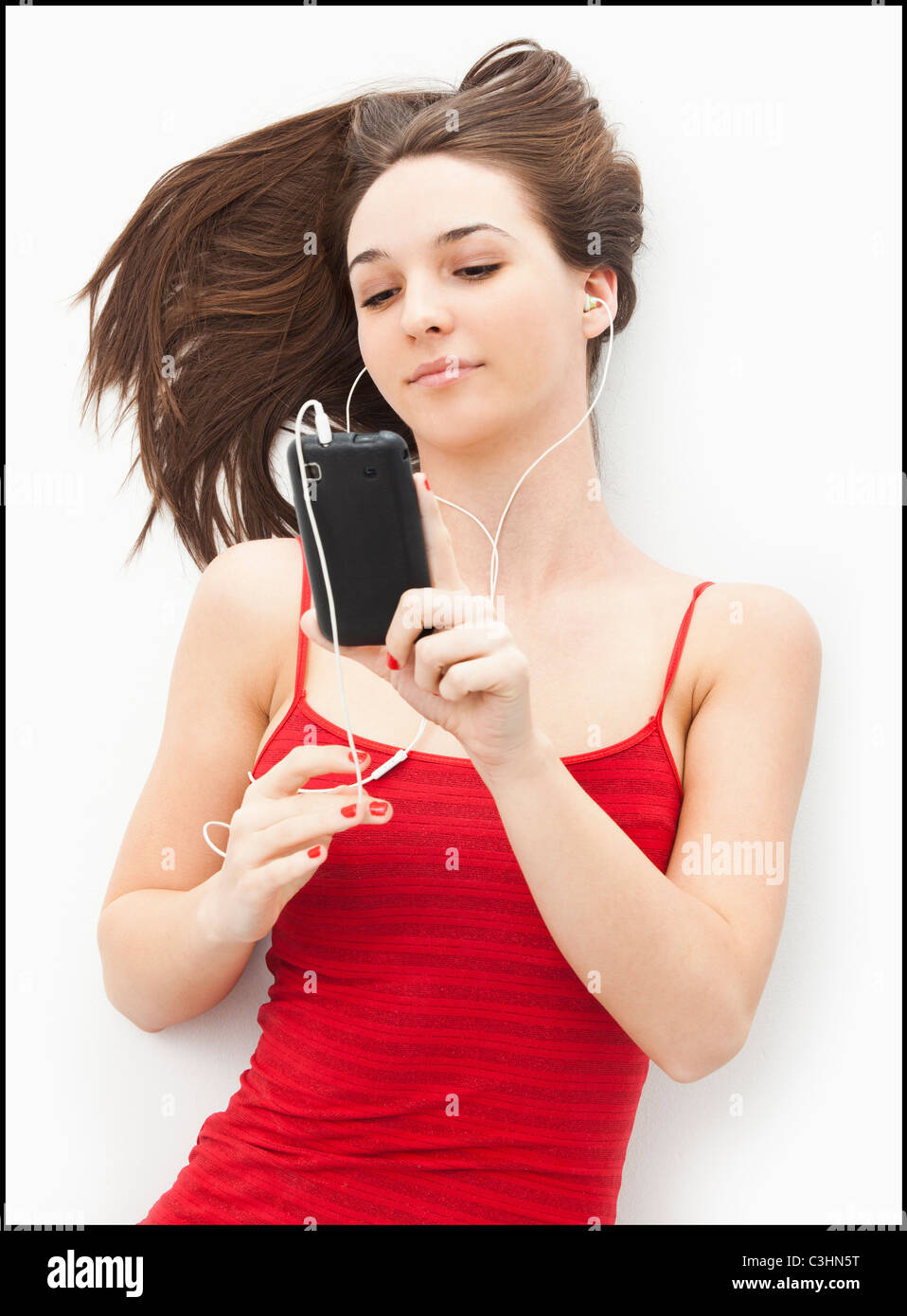 Junge Frau anhören von MP3-player Stockfoto