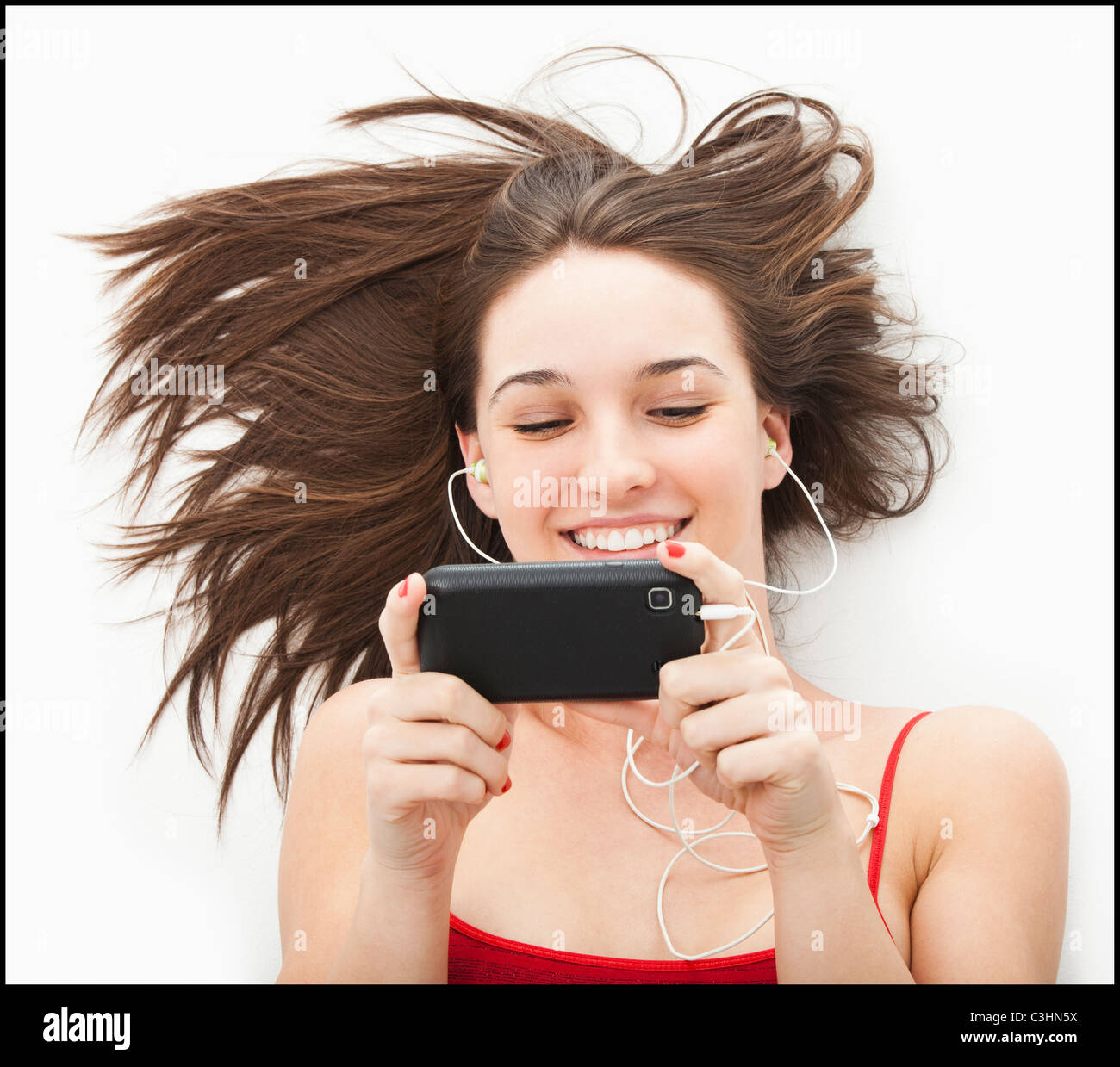 Junge Frau anhören von MP3-player Stockfoto