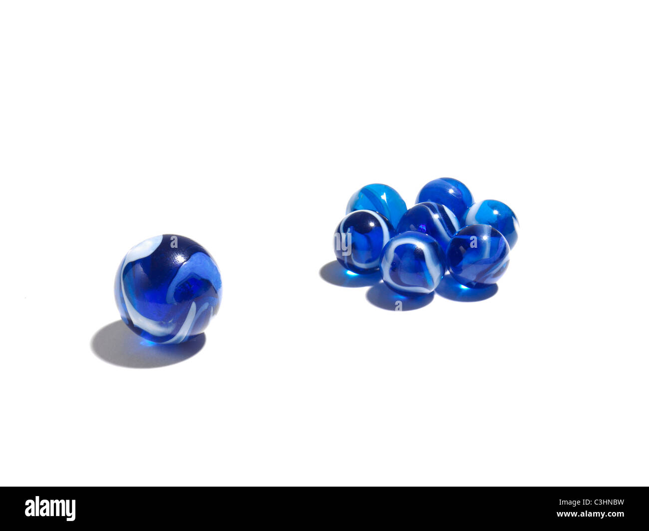 Blaues Glaskugeln in zwei verschiedenen Größen Stockfoto