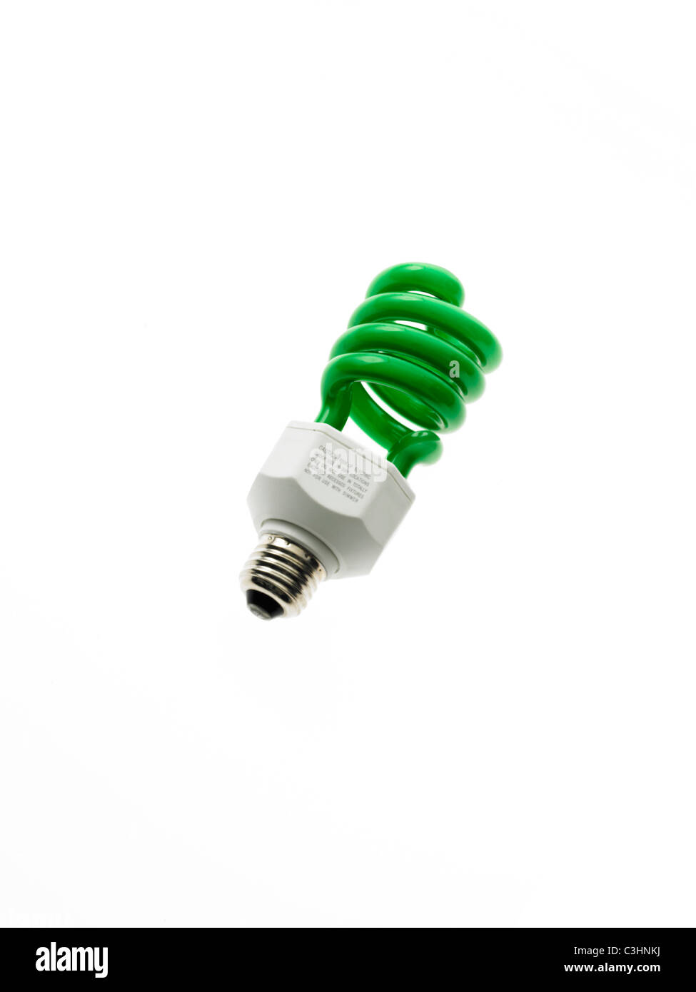 Grüne Energie effiziente Glühbirne auf weißem Hintergrund Stockfoto