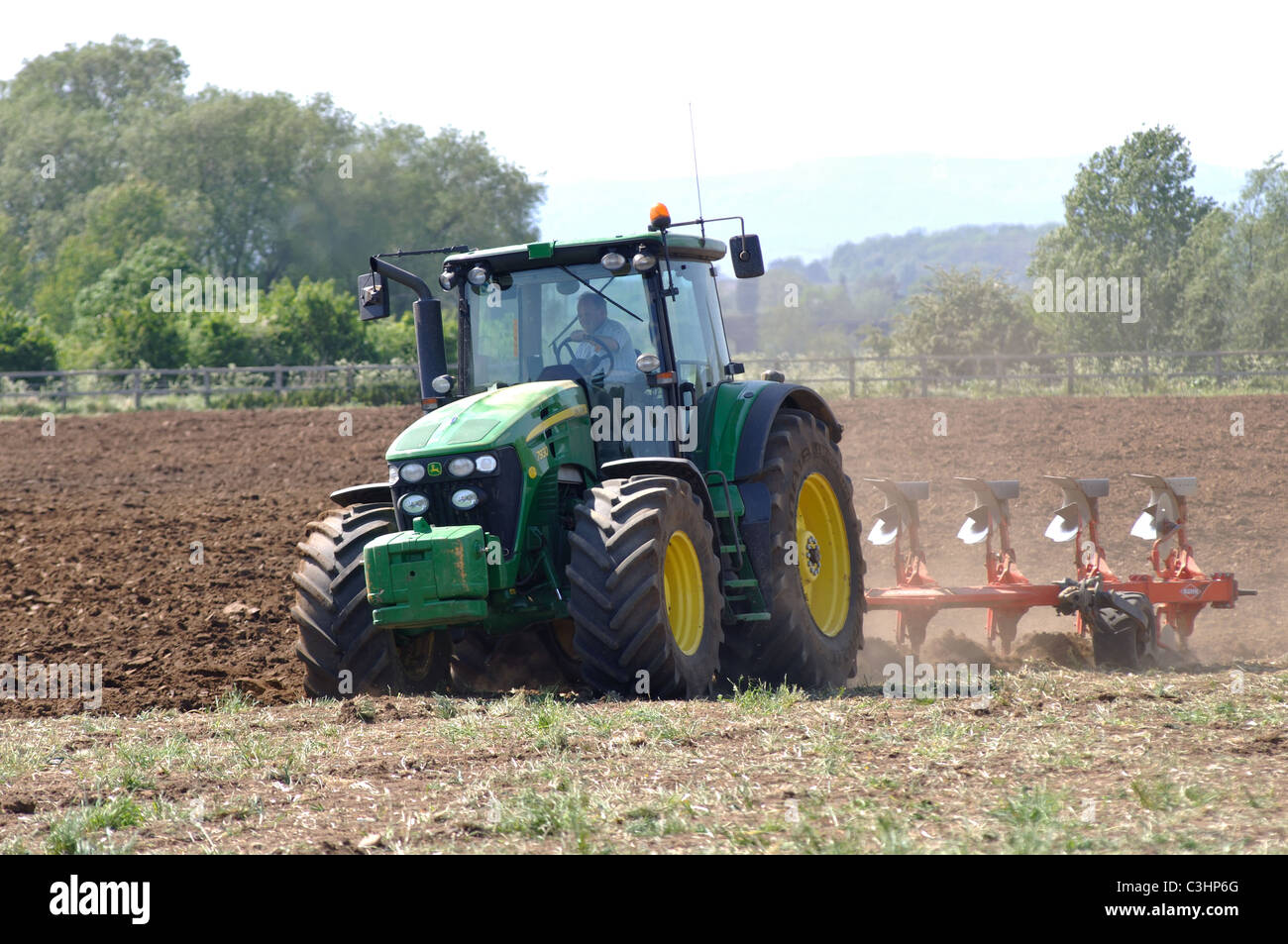 John Deere Traktor Pflügen, Worcestershire, England, UK Stockfoto