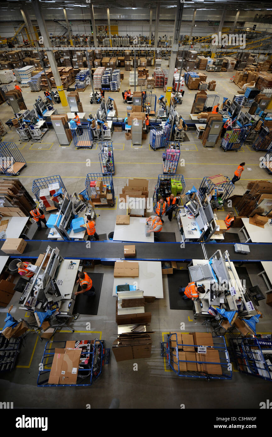 Der Online-Händler Amazon Distributionszentrum in Swansea, Südwales. "Outbound" Verpackungsbereich wo Kundenaufträge sind Stockfoto