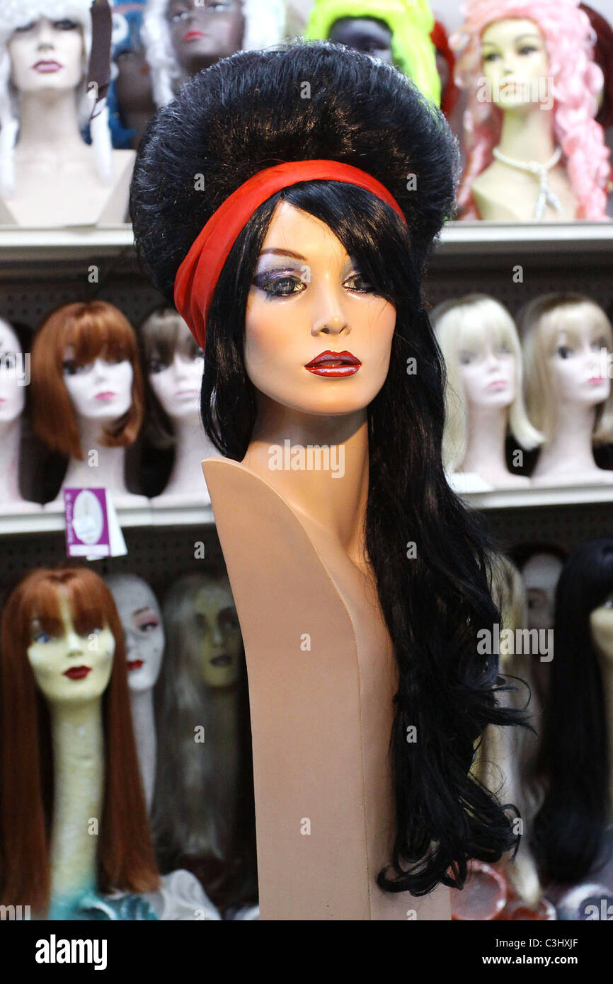Amy Winehouse Perücke Adrianne Curry besucht Hollywood Toys & Kostüme zu  holen ihr Halloween Outfit Los Angeles, Kalifornien Stockfotografie - Alamy