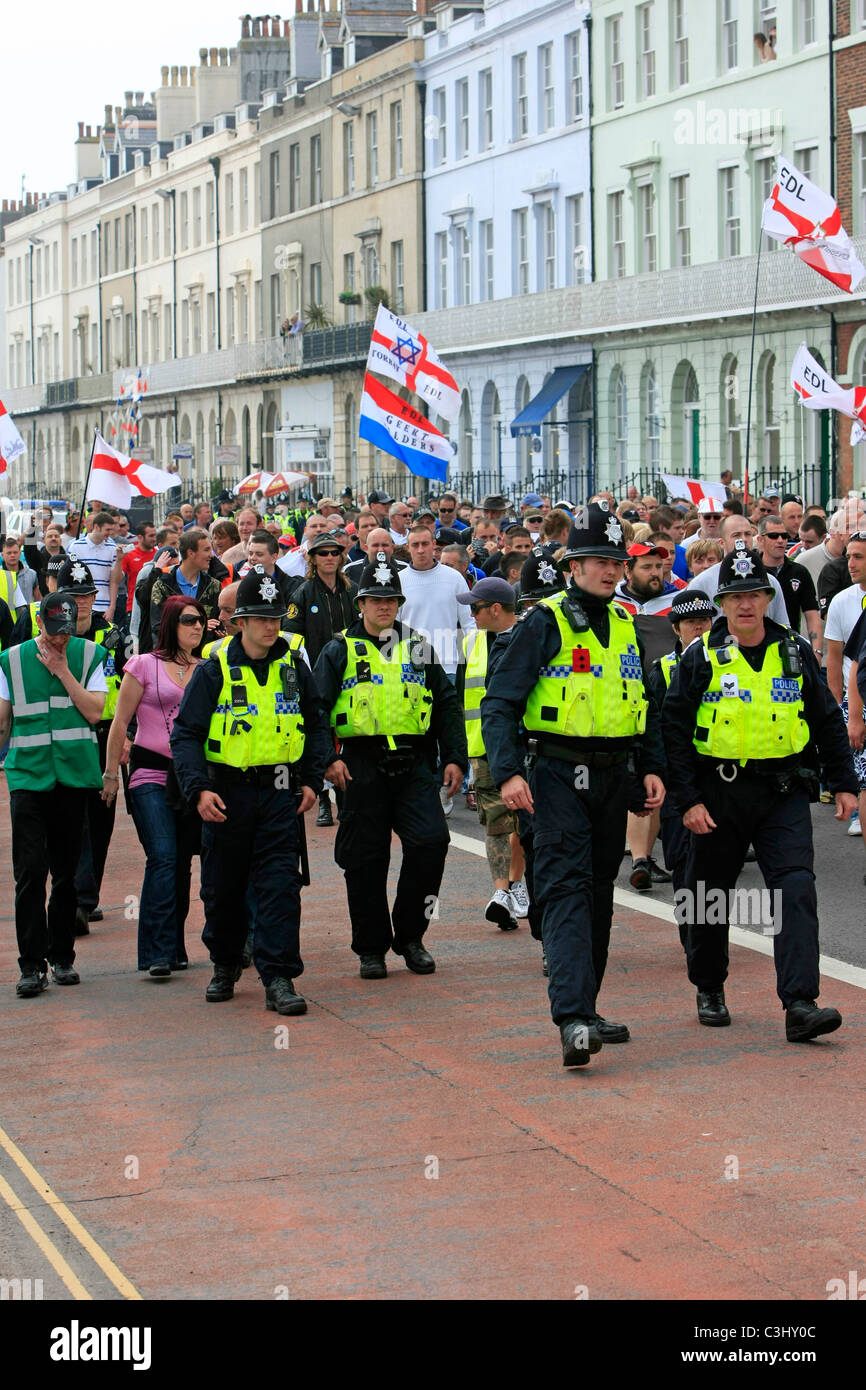 Die EDL Demonstration marschieren in Weymouth, Dorset Stockfoto