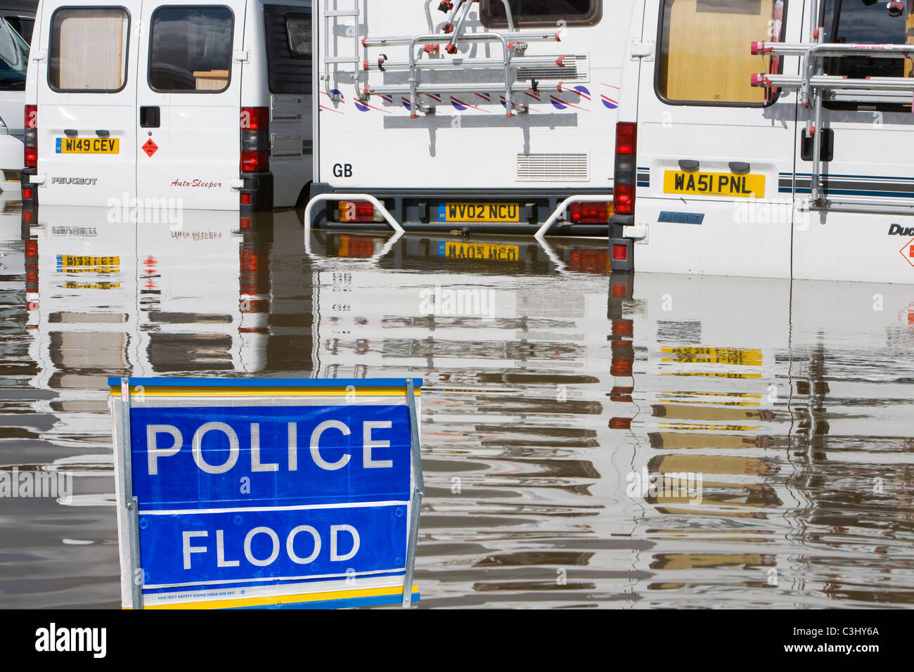 Wohnmobile überflutet in Tewkesbury, Großbritannien. Stockfoto