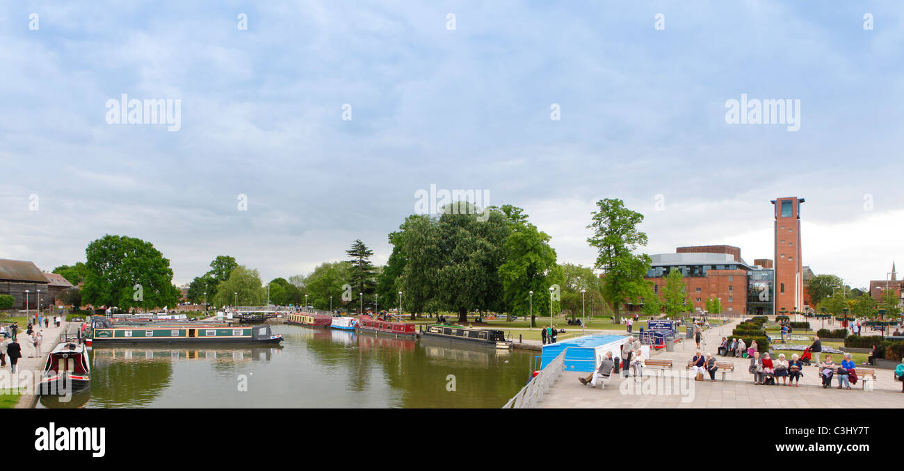 Stratford-upon-Avon, Warwickshire, England, UK. Bancroft Gardens und Wasser-Bereich. RSC-Theater nach rechts. Stockfoto
