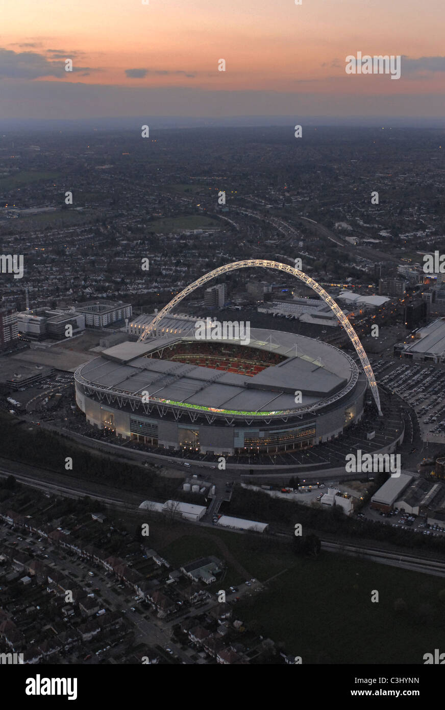 Wembley Stadion Luftaufnahme in der Abenddämmerung Stockfoto