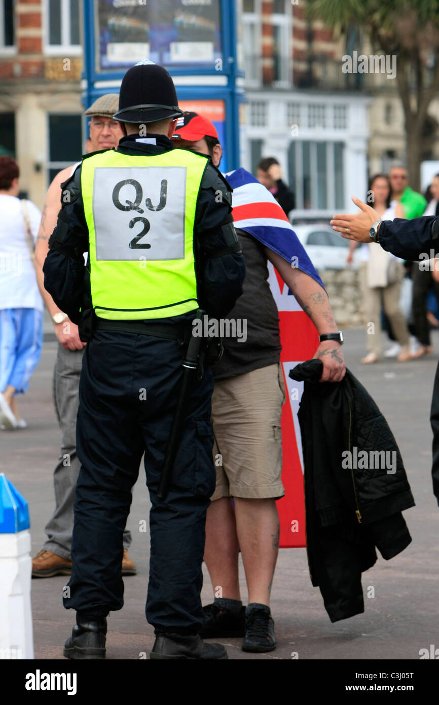 Polizei und EDL unterstützt konfrontieren einander während einer demonstration Stockfoto