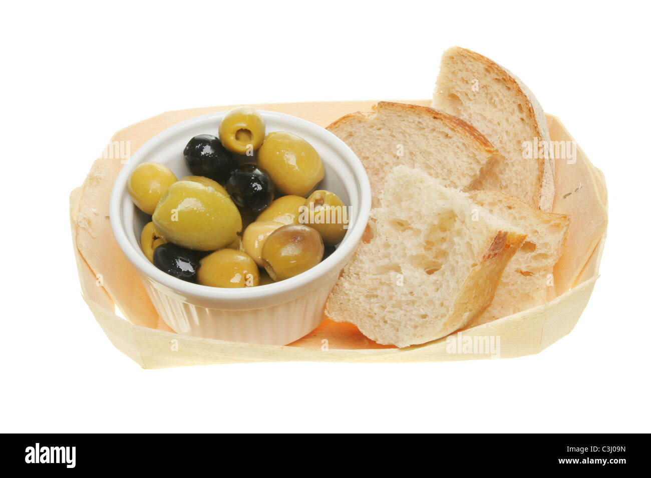 Oliven und Stücke von Brot in einem hölzernen Korb Stockfoto