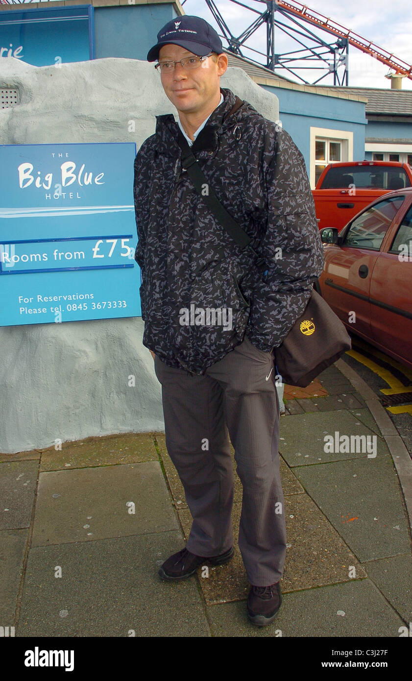 Englischer Schauspieler Ricky Groves aus TVStudio nach Dreharbeiten