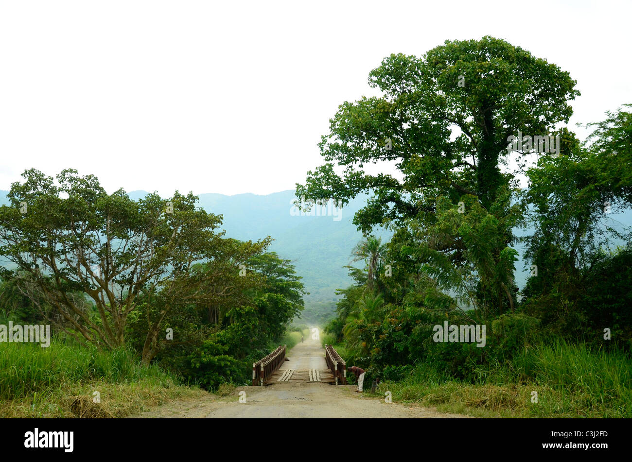 gefährliche Straße im Virunga-Nationalpark, Osten der Demokratischen Republik Kongo, Zentralafrika in das Great Rift Valley. Stockfoto