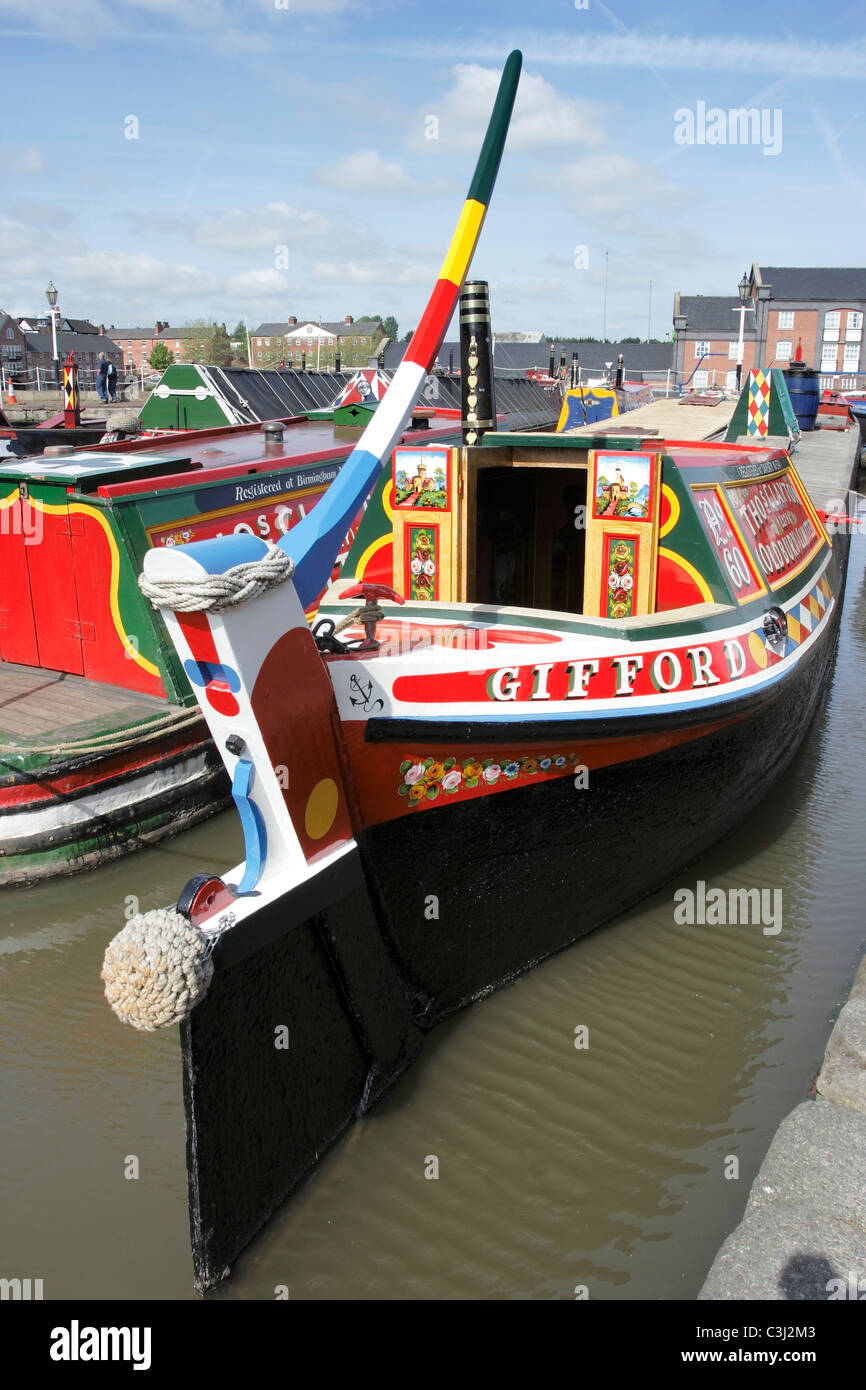 Bunt bemalten Kanal schmale Boote vertäut am National Waterways Museum in Ellesmere Port in Cheshire Stockfoto