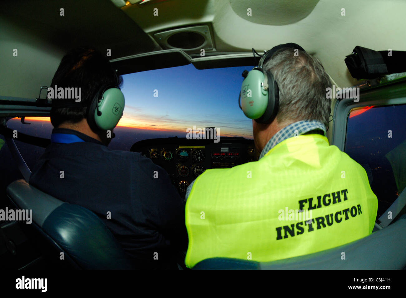 Fluglehrer mit Flugschüler bei einem Nachtflug in einer Cessna 172 über Luxemburg Land Stockfoto