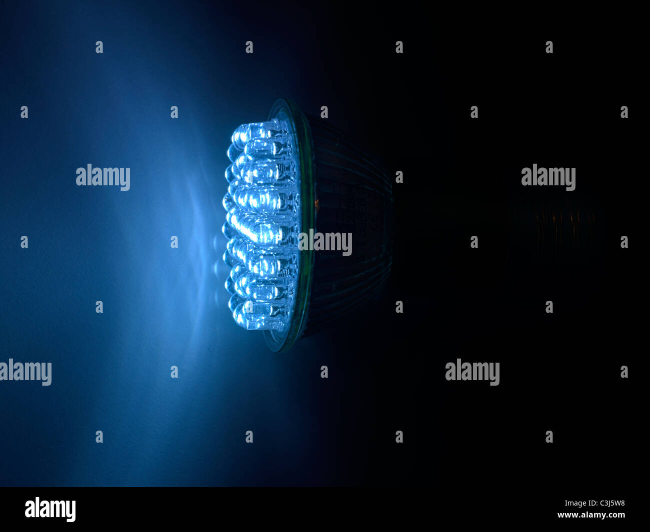Glühbirne mit LED 4W kreisförmig angeordnet Stockfoto