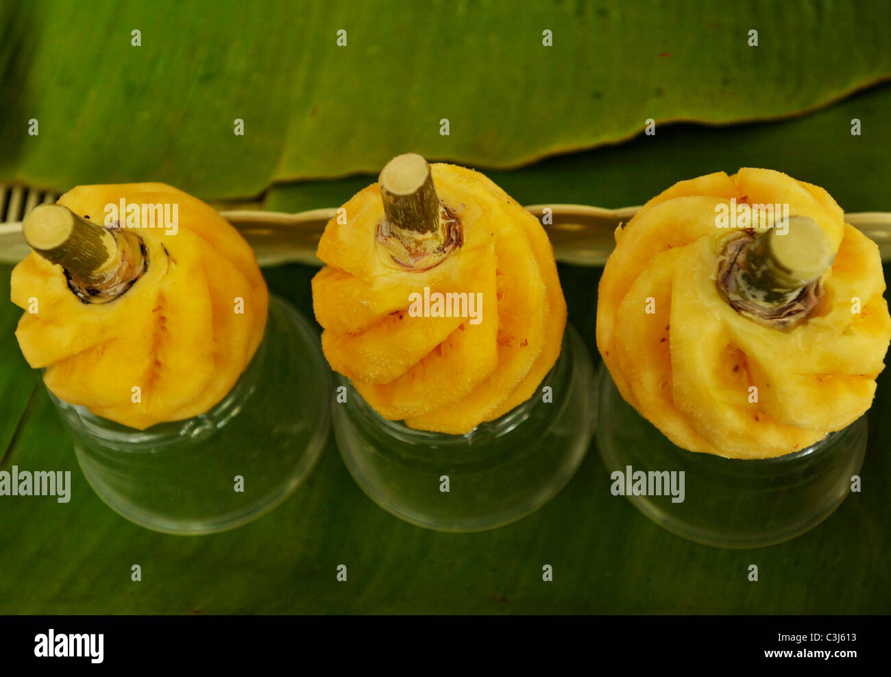 kleine Ananas zu verkaufen, saftigen und süßen Früchten von Thailand, Straßenmarkt, Bangkok, Thailand Stockfoto