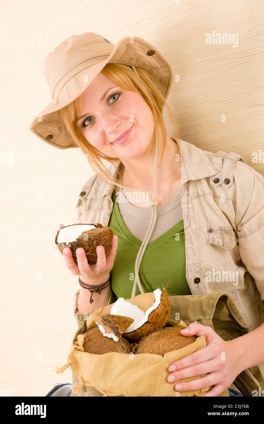 Porträt von Safari glückliche junge Frau mit Kokosnuss Stockfoto