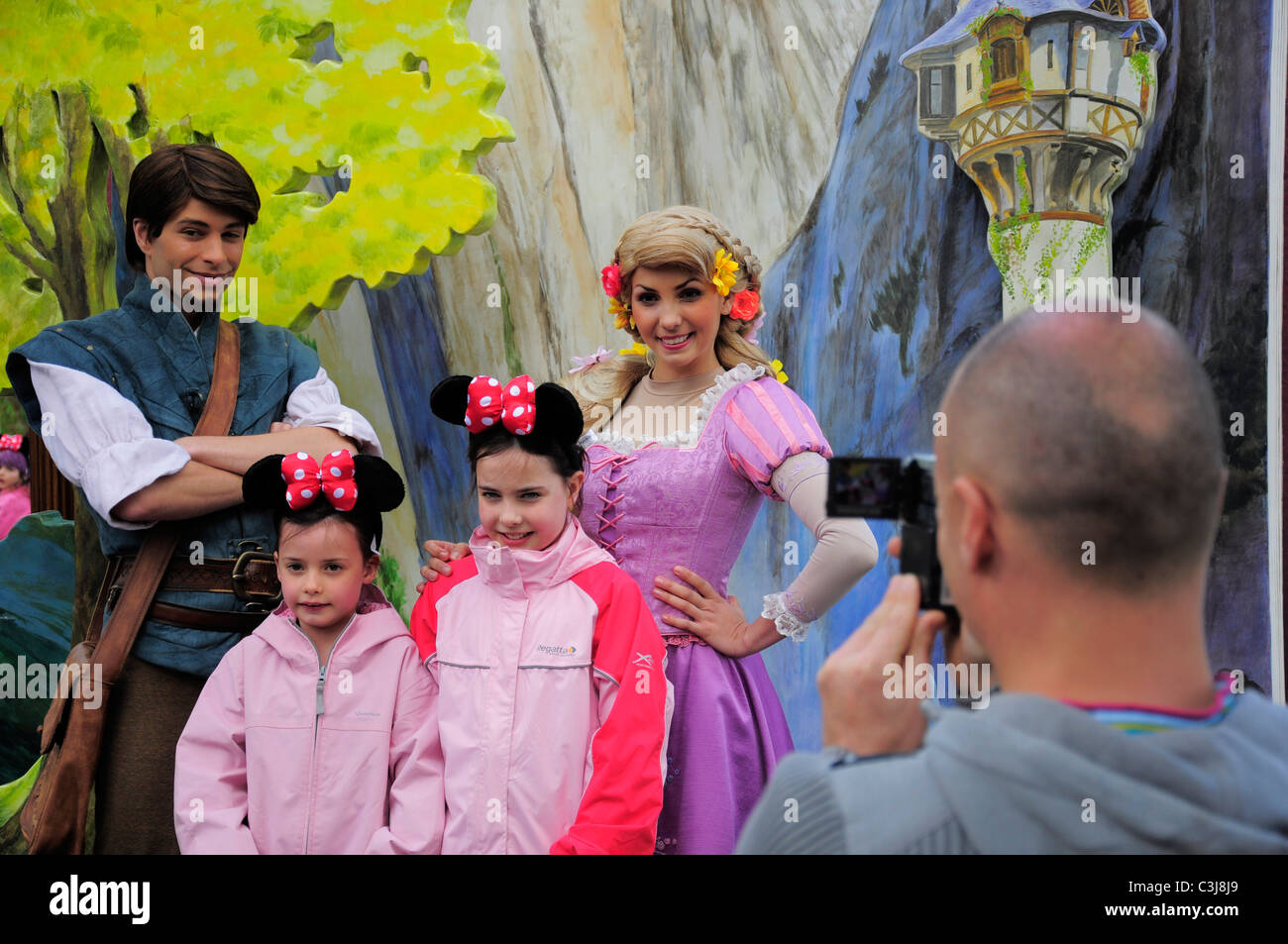 Disneyland Paris. Kinder treffen Rapunzel Zeichen im EuroDisney. Stockfoto