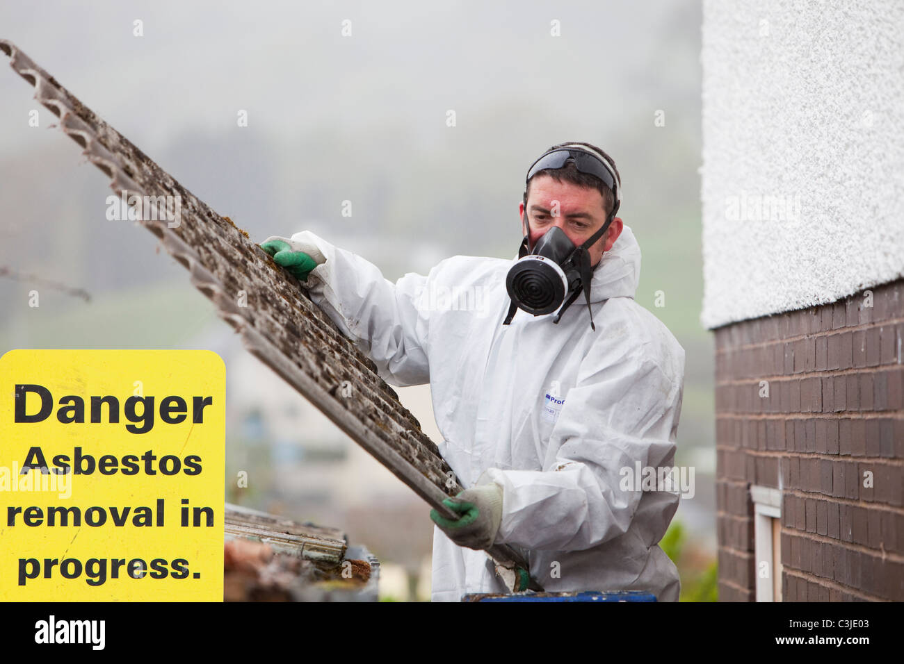 Asbestsanierung Fachbetrieb Asbestsanierung aus einem Pultdach eines Hauses in Ambleside, Cumbria, UK. Stockfoto