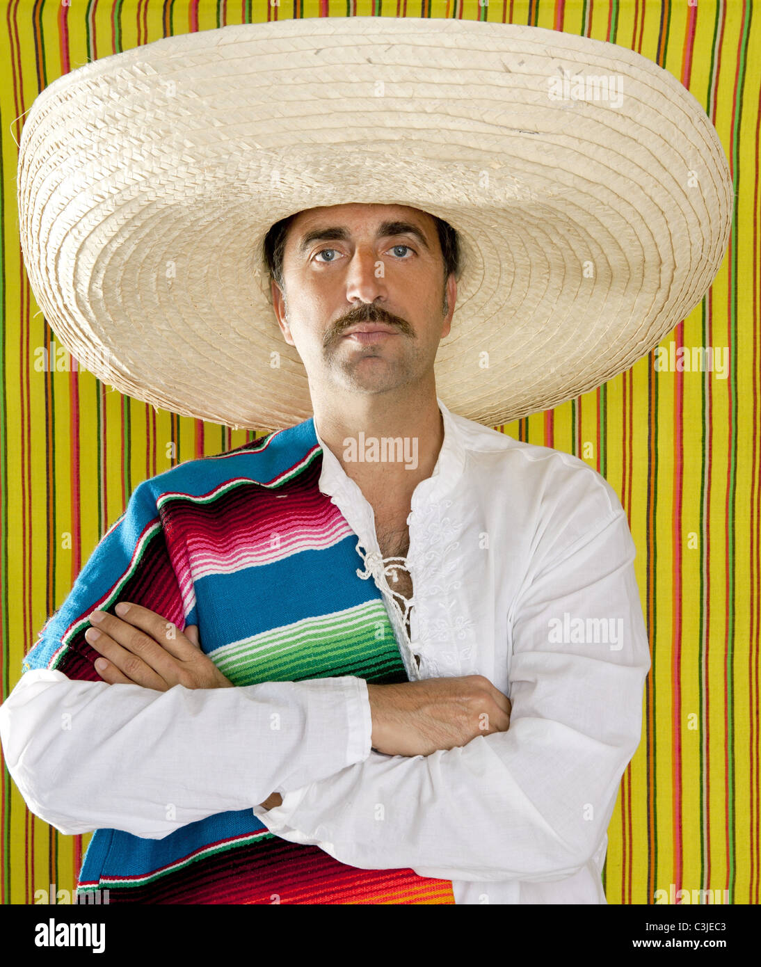 Mexikanische Schnurrbart Mann Sombrero Porträt Hemd Closeup Sarape holding  Stockfotografie - Alamy