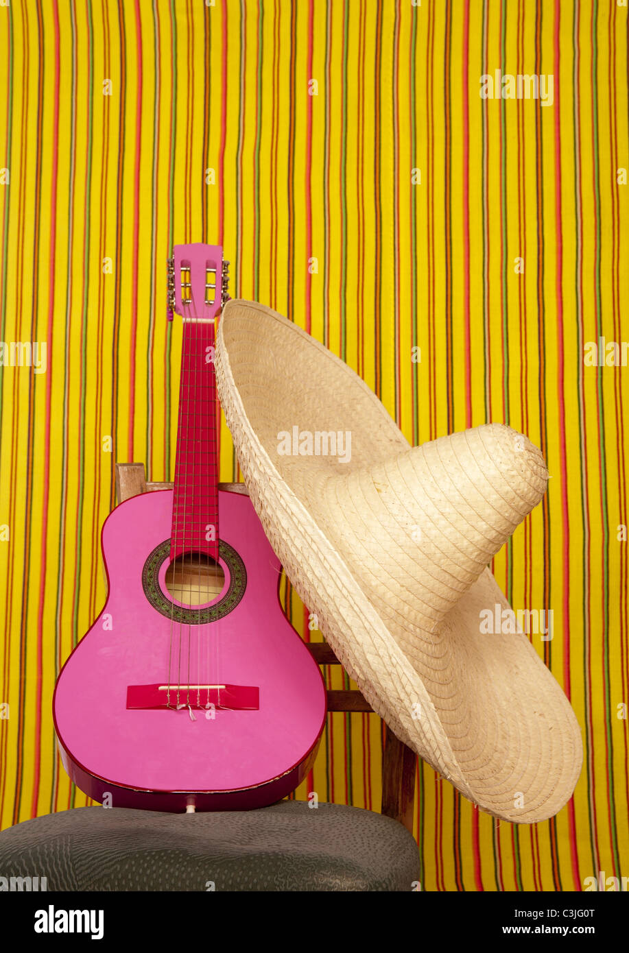 Charro mexikanischen Hut rosa Gitarre in gestreiften Hintergrund Stockfoto