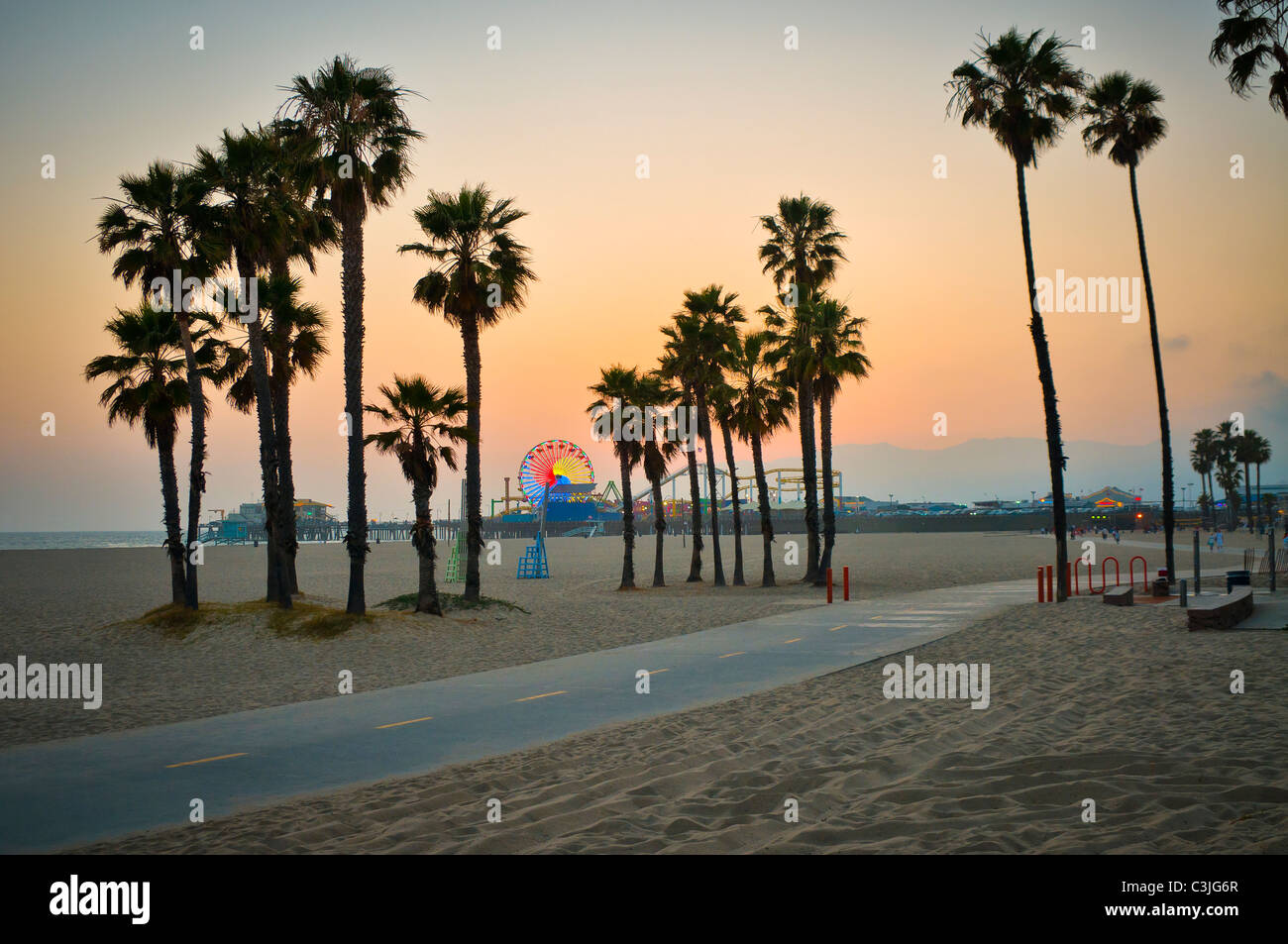 USA, Kalifornien, Santa Monica Pier bei Sonnenuntergang Stockfoto