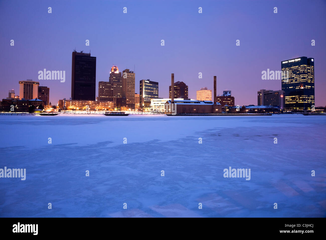 USA, Ohio, Toledo Skyline über gefrorenen Fluss, Dämmerung Stockfoto