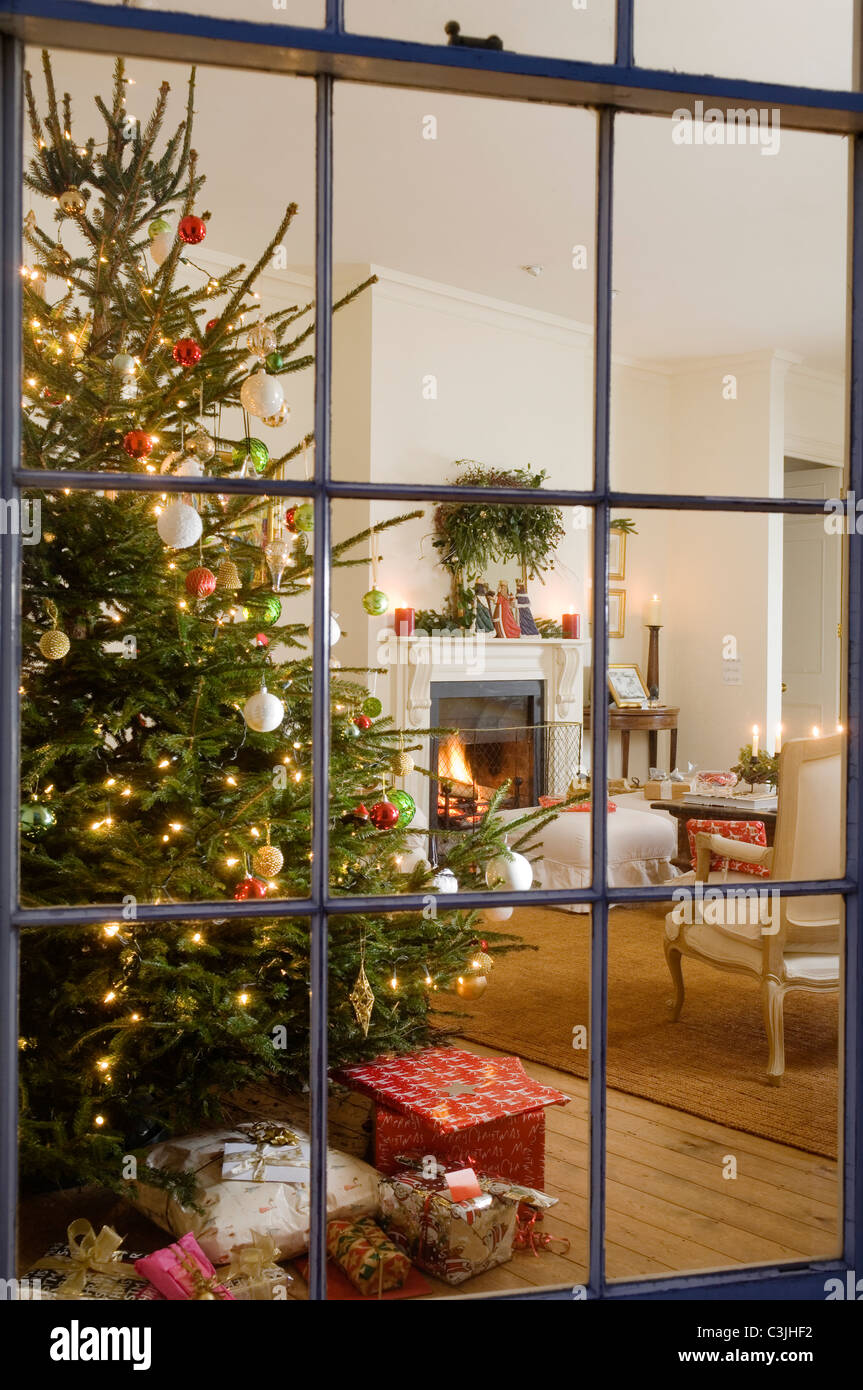 Blick durch regency Fenster durch festliche Wohnzimmer mit Weihnachtsbaum Stockfoto