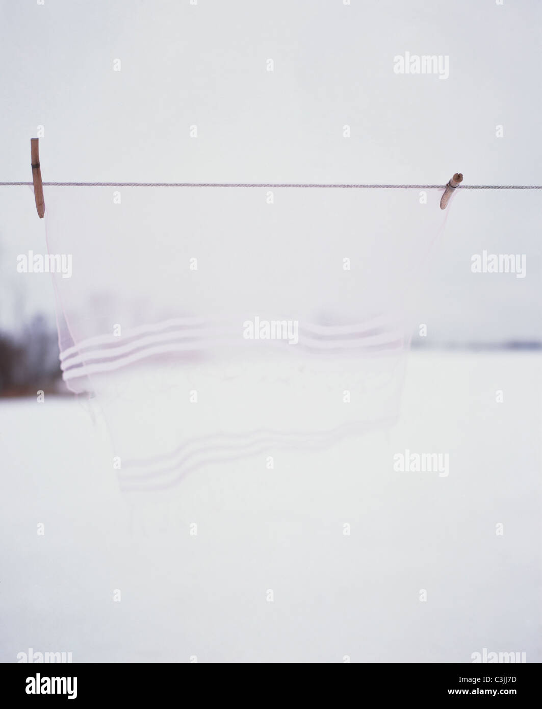Schal auf der Wäscheleine im Schnee Stockfoto