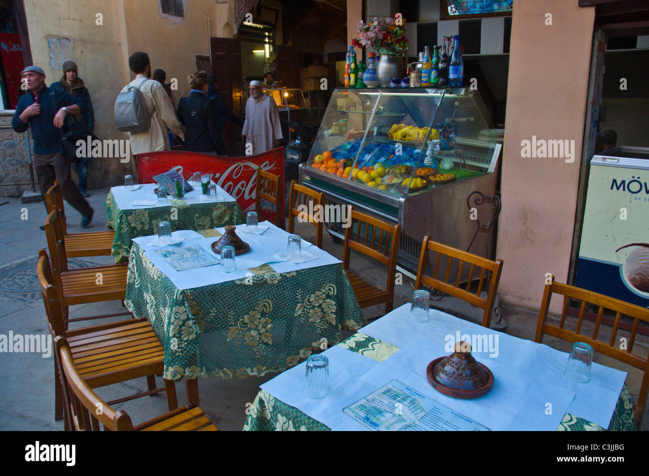 Restaurant am Bab Bou Jeloud Tor Medina (Fes el-Bali) Altstadt Fez in Marokko Nordafrika Stockfoto