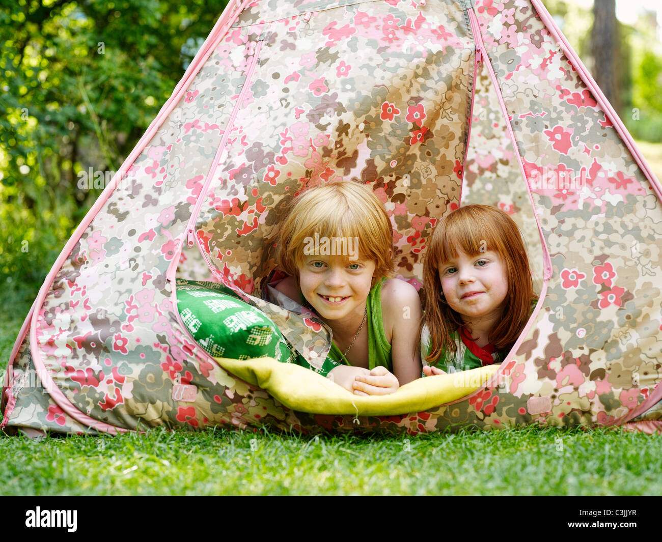 Zwei Kinder in einem Zelt Stockfoto