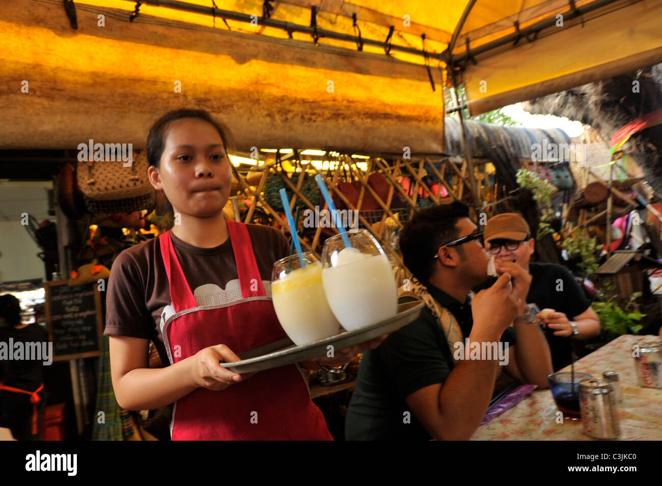 Kellnerin mit Eistee Pfirsich und vereisten Litschi Getränke, Essen und Reisen, Wochenendmarkt Chatuchak, Bangkok, thailand Stockfoto